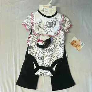 Vitamins Baby - NWT - 4 piece  set. Size 6 months